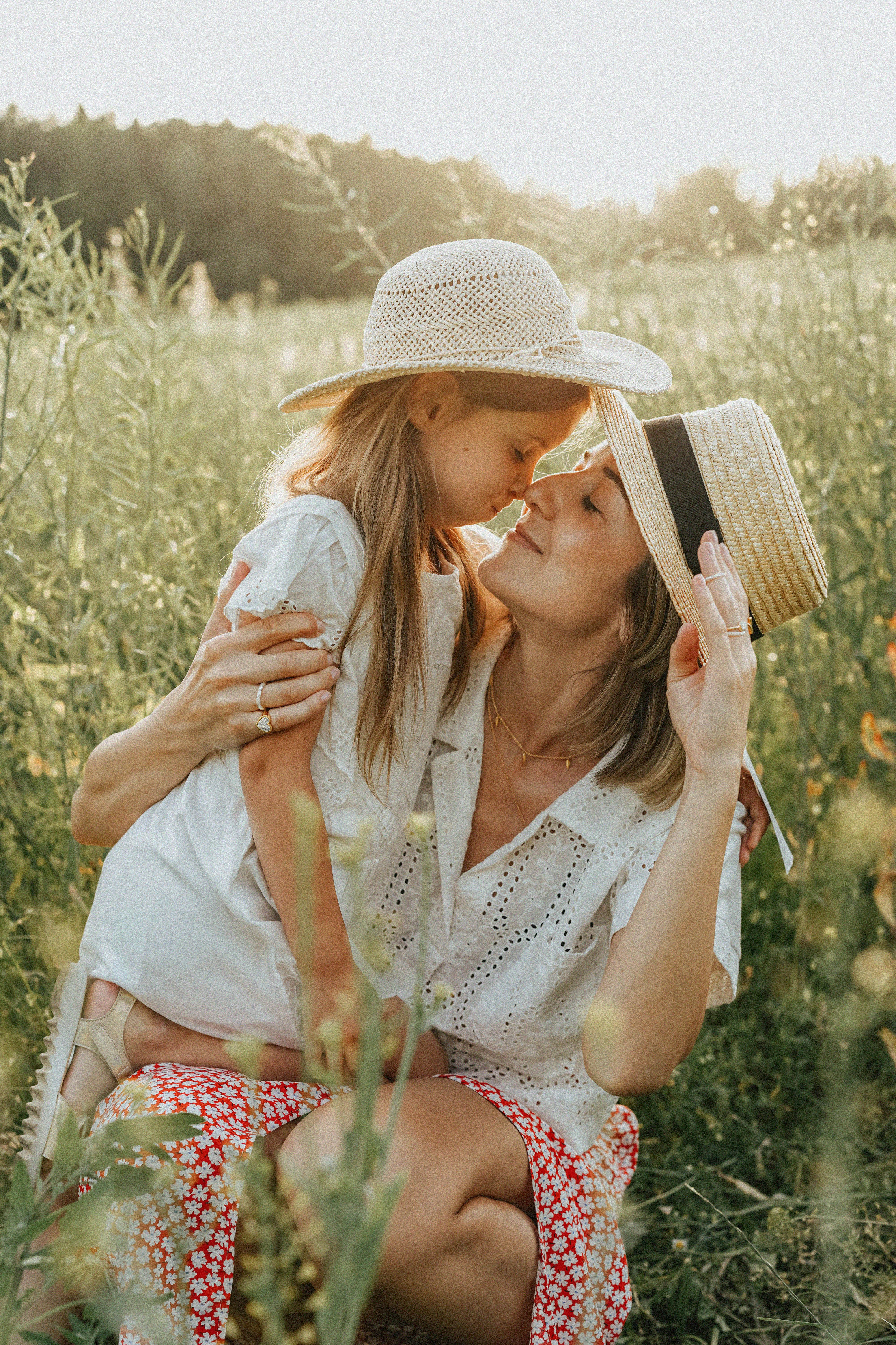 Mère et fille au coucher de soleil — moment de tendresse pour la Fête des Mères