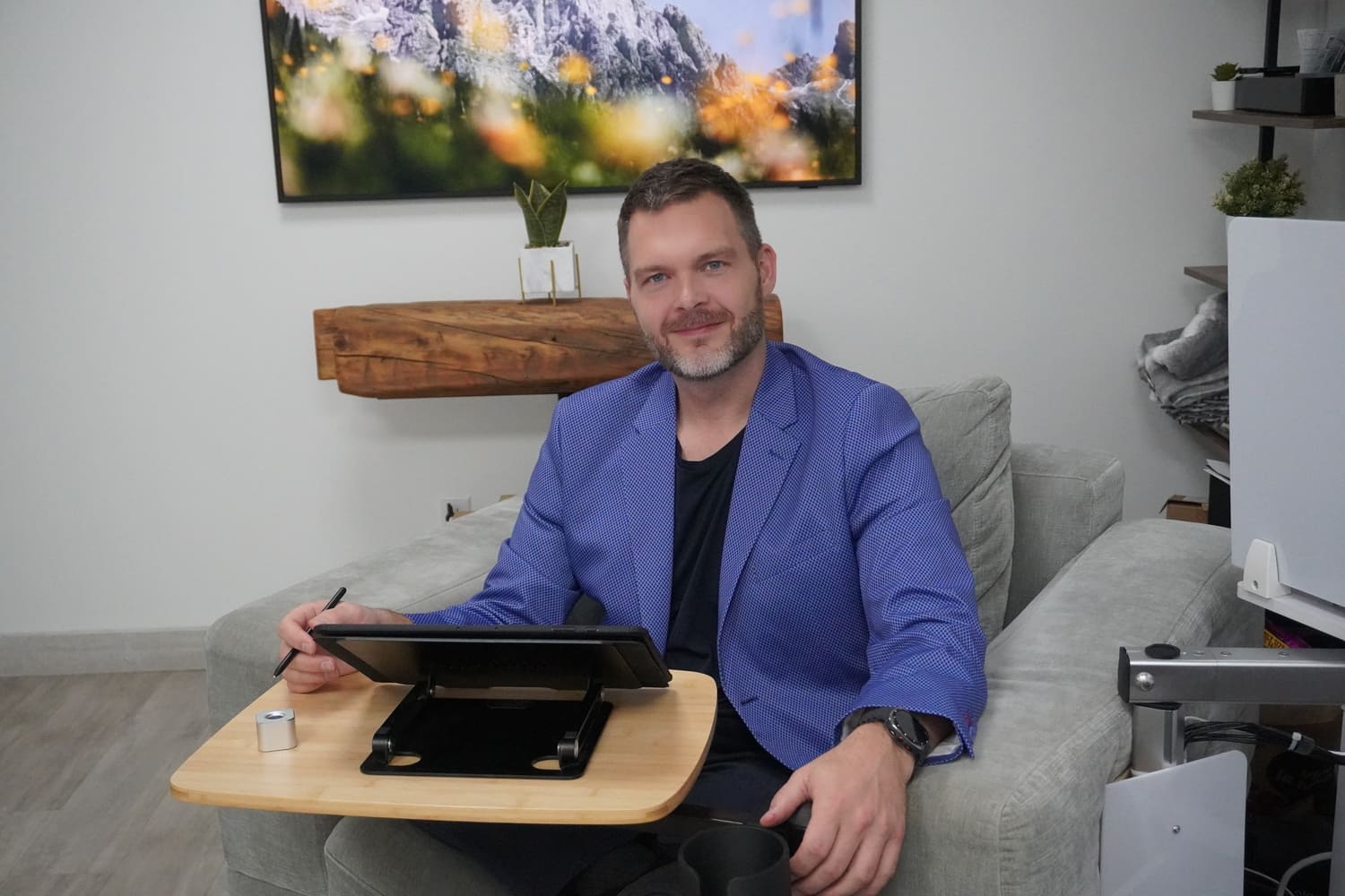 Frédéric Fortin assis sur un fauteuil qui regarde la caméra.